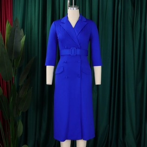 Détail d'une robe blazer bleu roi avec double boutonnage et ceinture assortie à la taille