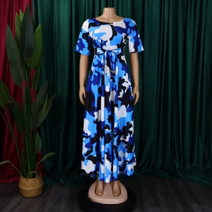 Détail d'une robe longue camouflage bleu ciel avec manches courtes et ceinture nouée