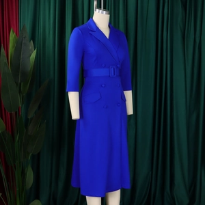 Détail d'une robe blazer bleu roi avec double boutonnage et une ceinture assortie à la taille