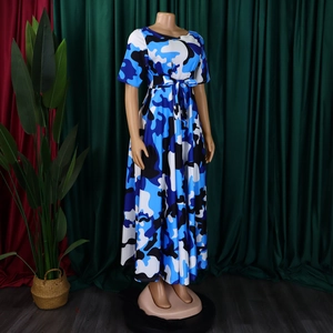 Vue détaillée d'une robe maxi africaine grande taille à imprimé camouflage avec ceinture