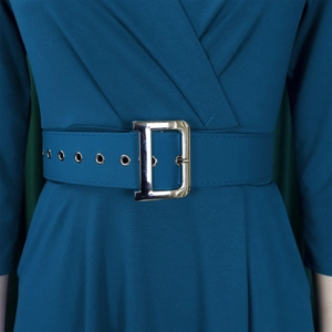 Detailaufnahme der pfauenblauen Taille mit Gürtel und silberner Metall-D-Schnalle