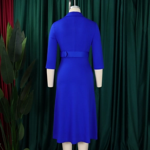 Vue arrière d'une robe midi bleu roi avec ceinture ajustée et manches trois-quarts élégantes