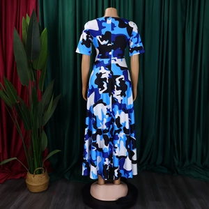Vue arrière d'une robe longue africaine grande taille avec imprimé camouflage et ourlet évasé
