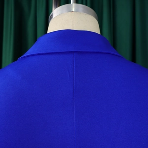 Gros plan sur le col d'une robe blazer bleu roi avec tissu texturé de haute qualité