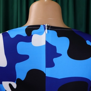 Détail de la robe camouflage bleue avec fermeture éclair invisible et coutures soignées
