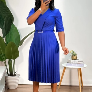 Détail de robe plissée bleu roi à manches courtes avec col tailleur et ceinture ajustée