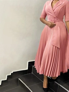 Robe plissée rose avec col à revers en V et ceinture assortie pour un look élégant