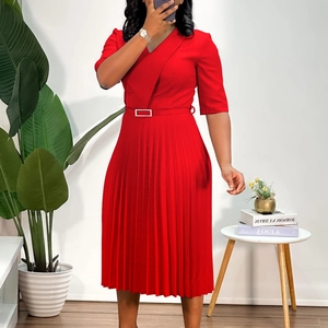 Détail d'une robe plissée rouge à col en V avec revers et ceinture à boucle métallique
