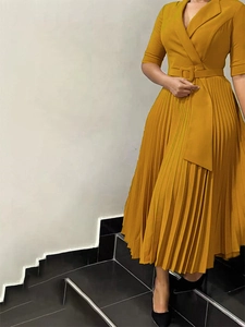 Robe plissée élégante jaune moutarde avec col en V et ceinture pour femmes
