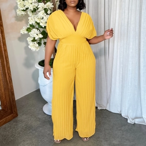 Détails du tissu plissé jaune vif et de l'élégante encolure en V de la combinaison chic
