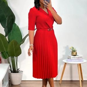 Détail de la robe rouge plissée à col en V avec ceinture à la taille et manches mi-longues