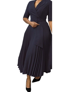 Robe plissée bleu marine élégante à col en V avec manches longues et ceinture assortie
