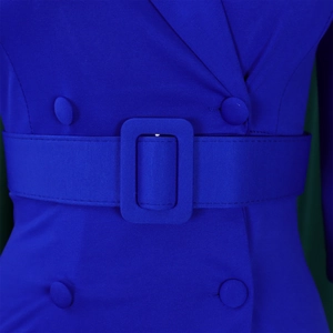 Détail d'une robe bleu roi avec boutons en tissu croisés et large ceinture assortie