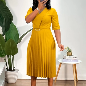 Détail d'une robe mi-longue plissée jaune vif avec col en V et ceinture assortie