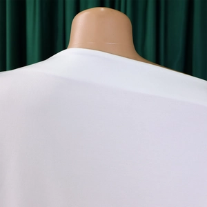 Nahaufnahme der weißen Strickstruktur an Schulter und Ausschnitt dieses Zweiteilers