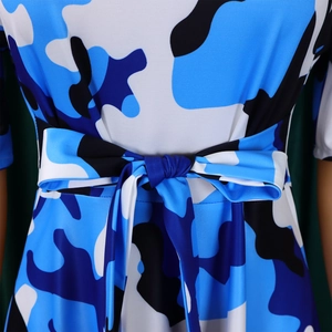 Détail de la robe à imprimé camouflage bleu avec ceinture nouée et texture lisse