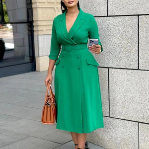 Détails de la robe blazer vert émeraude à double boutonnage avec ceinture à la taille