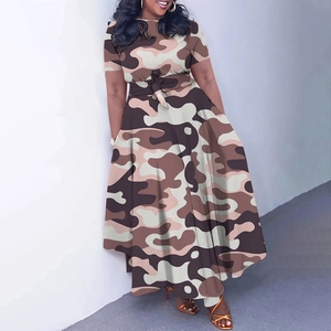 Détail d'une robe maxi à imprimé camouflage avec ceinture nouée et manches courtes