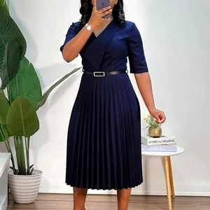 Détail d'une robe mi-longue plissée bleu foncé avec col en V et ceinture élégante