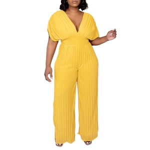 Détail d'une combinaison plissée jaune vif avec col en V profond et taille haute