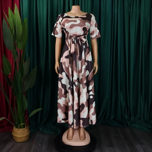 Vue détaillée d'une robe longue à manches courtes avec imprimé camouflage et ceinture