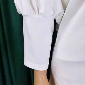 Detailansicht der weißen Laternenärmel mit eleganten langen Manschetten am Set