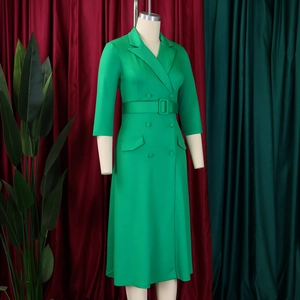 Détail de la robe croisée vert vif avec col à revers et ceinture assortie à boucle