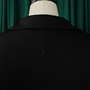 Detailansicht des verdeckten Rückenreißverschlusses an diesem schwarzen Swing-Kleid