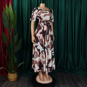 Détail de la ceinture nouée et de l'imprimé camouflage sur cette robe maxi trapèze