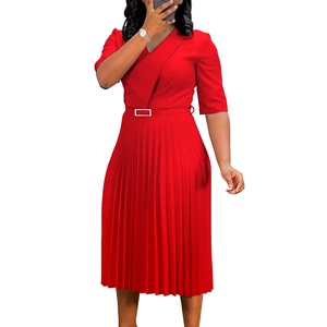 Détail d'une robe plissée rouge à col en V avec manches mi-longues et ceinture à boucle