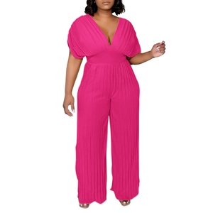 Détail d'une combinaison plissée fuchsia avec décolleté en V et tissu texturé