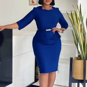Détail de la robe moulante bleu royal avec taille à basque et fine ceinture élégante