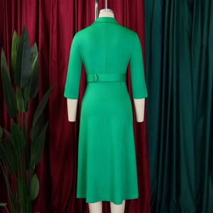 Vue arrière de la robe midi verte cintrée montrant la ceinture et la silhouette élégante