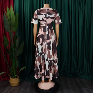Détail de l'imprimé camouflage rose et marron sur robe longue à manches courtes et zip dos