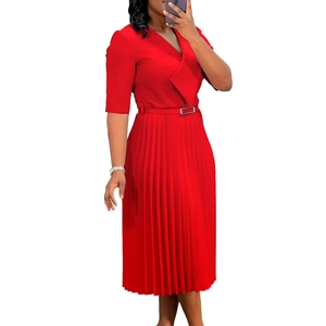 Détail de robe midi plissée rouge à col en V avec manches courtes et ceinture à boucle