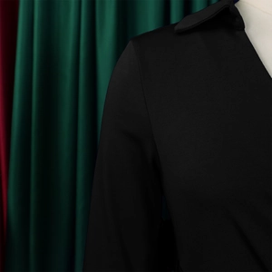 Detailansicht eines schwarzen Kleides in Übergröße mit Twill-Struktur auf einem Mannequin