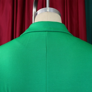 Gros plan sur la couture arrière et le tissu texturé de cette robe verte élégante