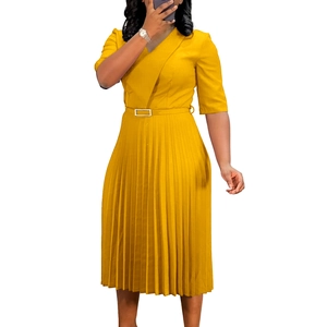 Détail d'une robe plissée jaune vif élégante avec une ceinture à boucle argentée chic