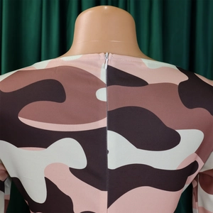 Détail de la robe camouflage rose montrant la fermeture éclair invisible au dos