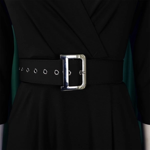 Detailansicht eines schwarzen Gürtels mit silberner D-Schnalle und metallenen Ösen am Kleid