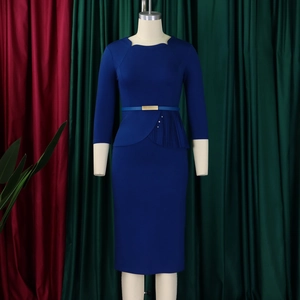 Détail d'une robe fourreau bleu roi avec taille à basque, bordure plissée et fine ceinture dorée