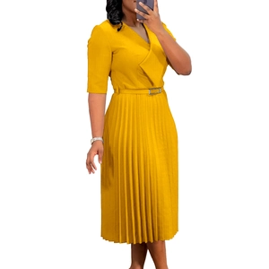 Détail d'une robe mi-longue plissée à col en V jaune moutarde avec ceinture à boucle réglable
