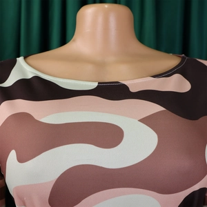 Détail de l'encolure d'une robe imprimé camouflage africain aux tons marron et beige