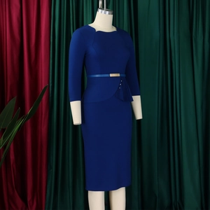 Détail de la robe midi bleu roi avec volant latéral et ceinture assortie à la taille