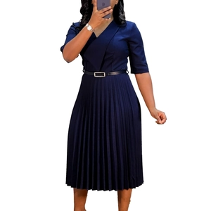 Détail de la robe plissée bleu foncé avec col en V et ceinture à boucle métallique noire