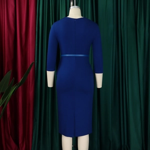 Détail de la robe midi bleu roi avec fermeture éclair invisible et fente au dos
