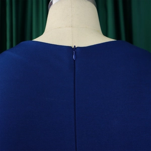Détail de la fermeture éclair invisible sur le décolleté d'une robe moulante bleu foncé