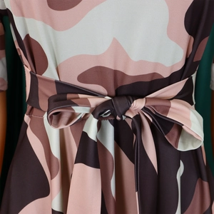 Détail de la robe camouflage avec ceinture à nouer et nœud décoratif élégant à la taille