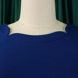 Vue détaillée de la robe bleu foncé avec décolleté festonné et texture de tissu raffinée