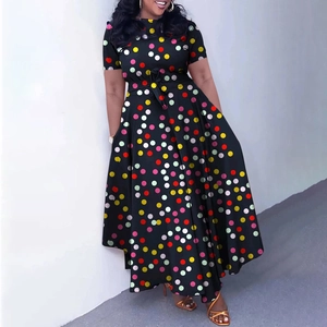 Détail d'une robe longue noire à manches courtes avec des pois colorés et une ceinture nouée